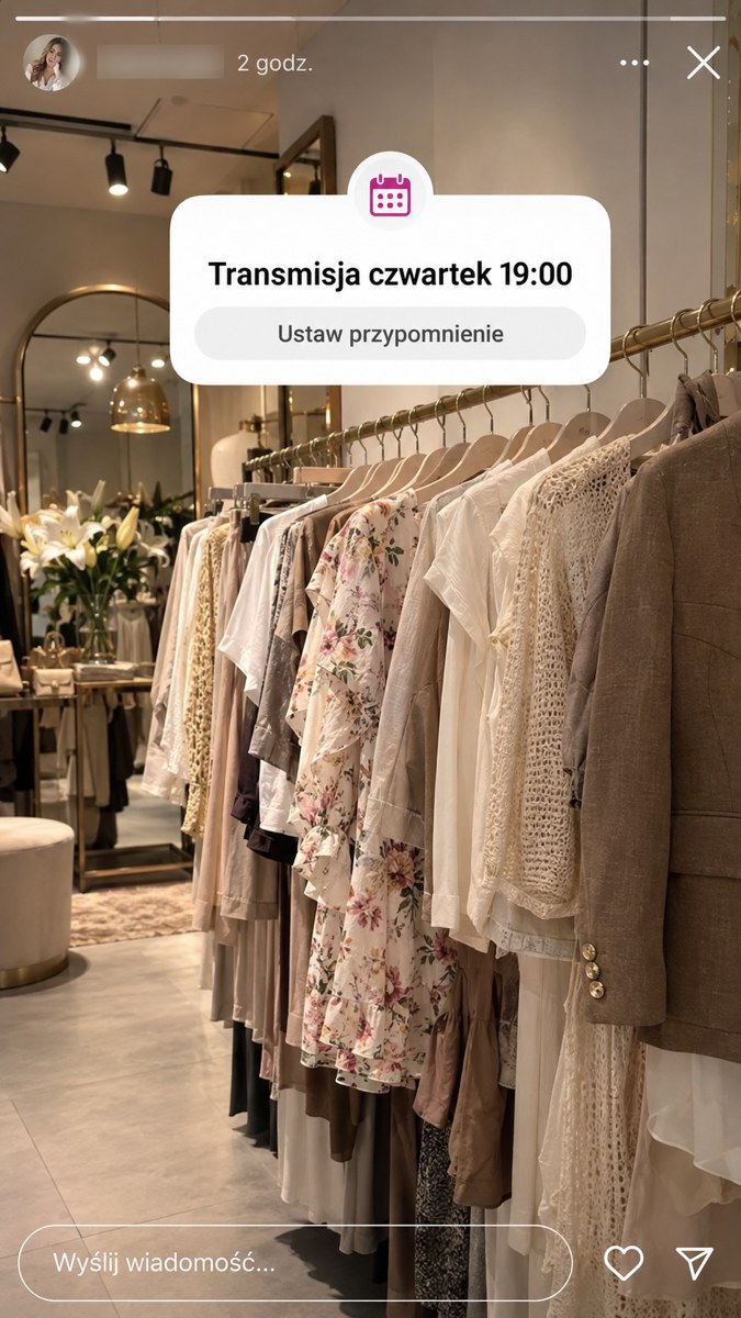 Zapowiedź transmisji butiku: ubrania na wieszaku i komunikat „Transmisja czwartek 19:00” z przypomnieniem.